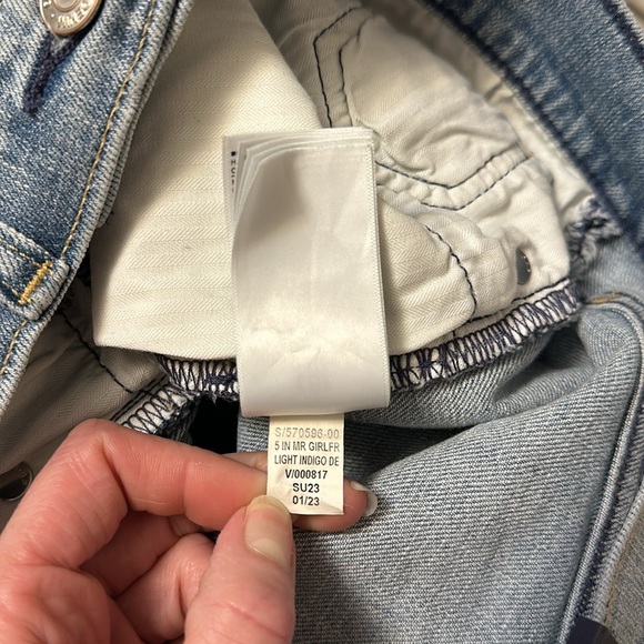 NWT Gap 5” Mid Rise Girlfriend Jean Distressed Denim Shorts - Picture 10 of 16